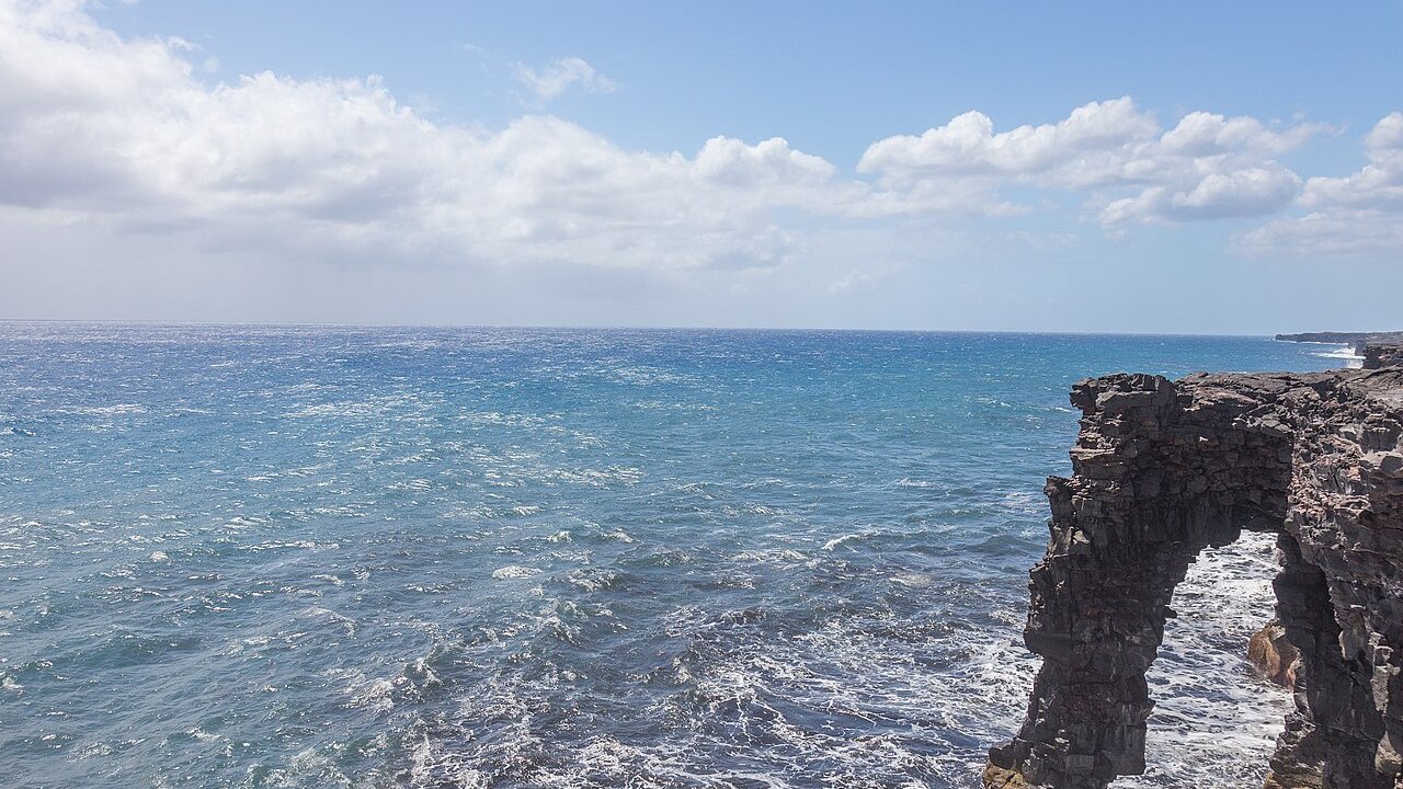 Archival photo: the Hōlei Sea Arch standing over the surf in March 2016, before its collapse, not a photo of the collapse