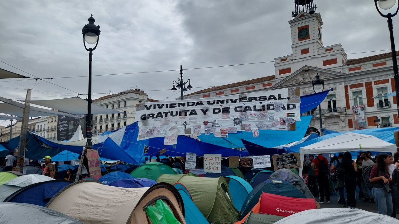 Related photo, not of Wednesday: tents and a banner reading Vivienda universal, gratuita y de calidad fill the housing protest camp in Madrid’s Puerta del Sol on September 30, 2026