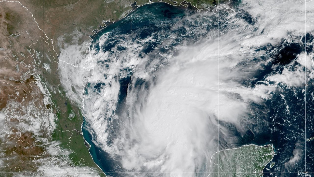 GOES-19 GeoColor satellite image of Tropical Storm Isaias over the southern Gulf of Mexico at 15:40 UTC on October 7, 2026, with the Texas and Louisiana coast at top and the Yucatan Peninsula at lower right